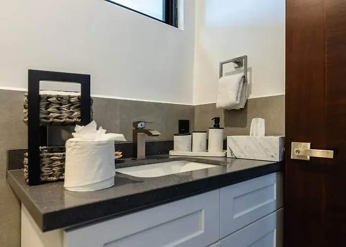 New Listing • Prime Location • Cozy & Modern Apartamento